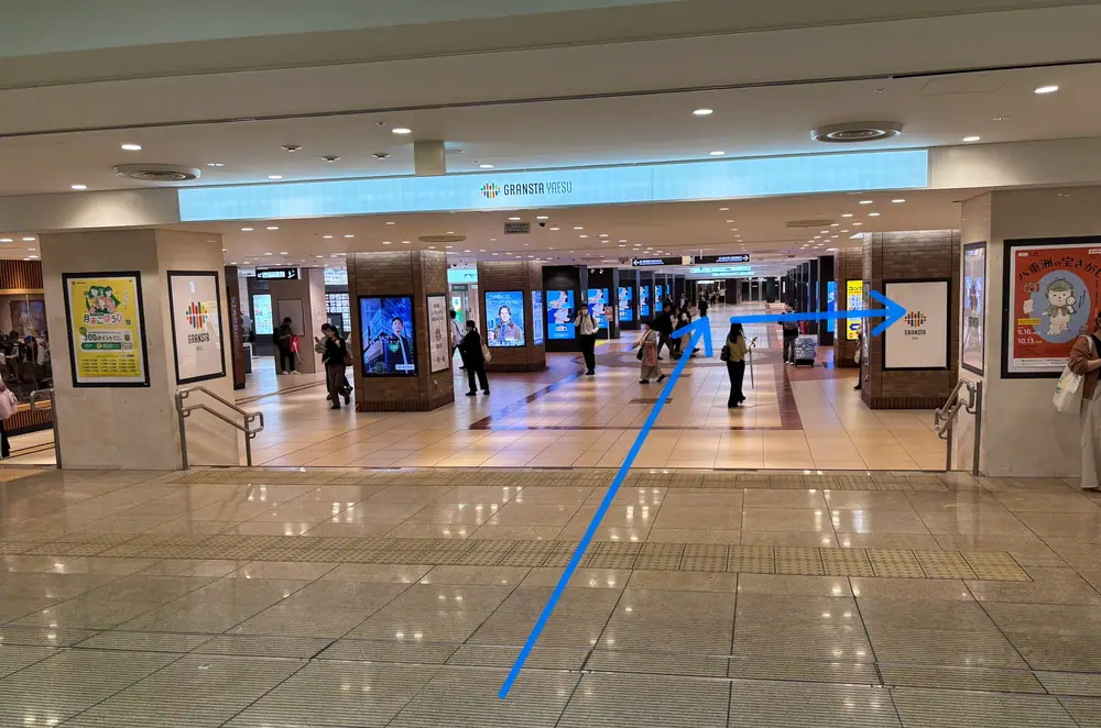 Gransta Yaesu underground corridor with blue arrows showing the direction toward Sushiro