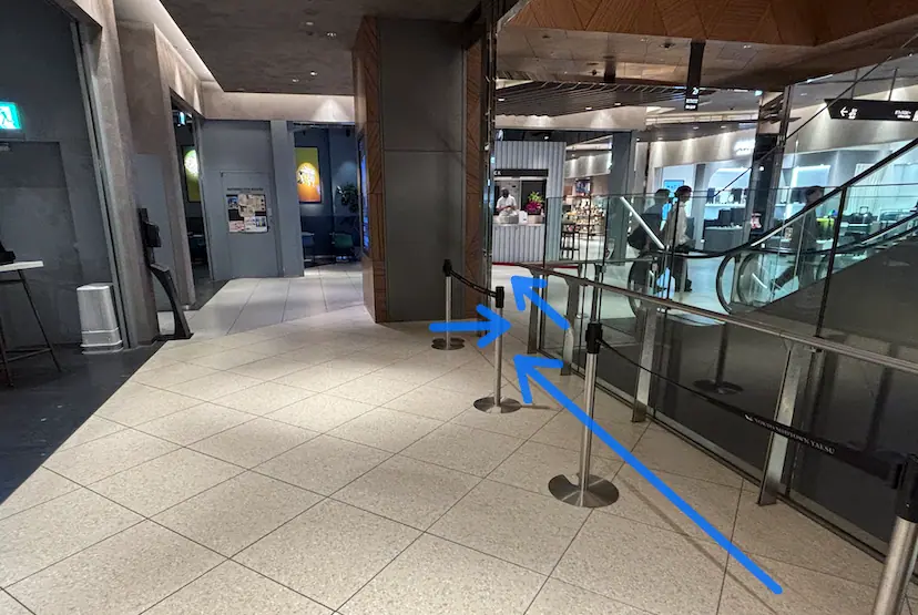 Blue arrows showing the waiting line beside the escalator for the second-floor kakigori counter