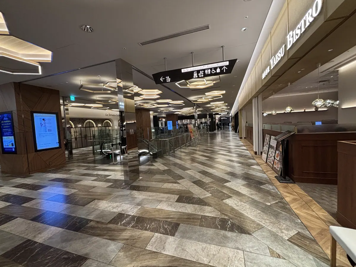 Third-floor restaurant corridor at Tokyo Midtown Yaesu
